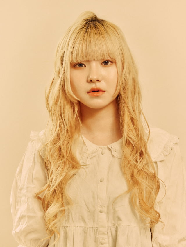 愛らしいホワイトブロンド