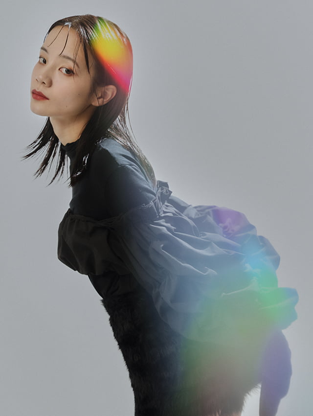 シアー質感のタイトストレート